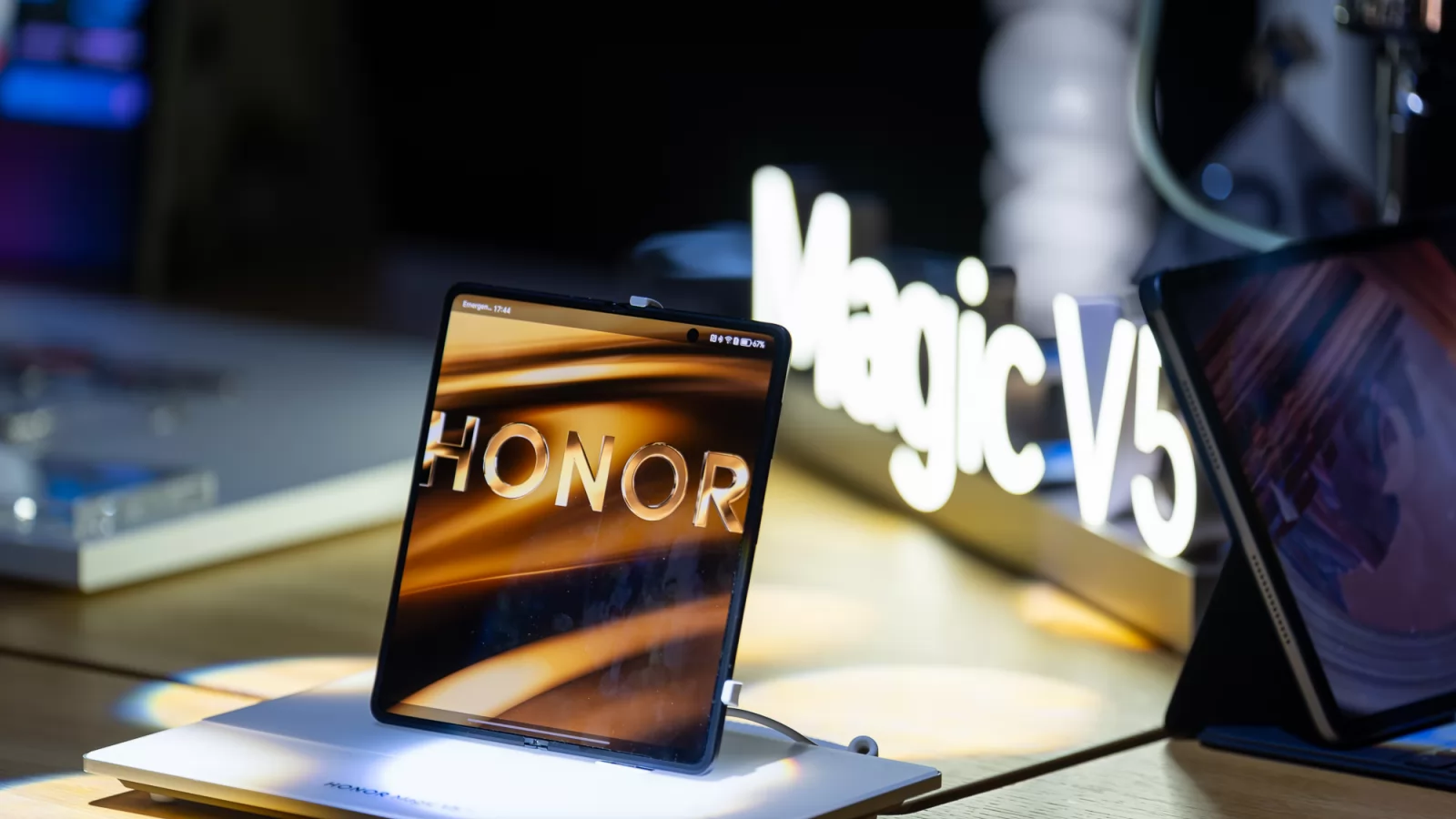 HONOR intră în campania de Black Friday cu reduceri la pliabile și flagship-uri; Magic V5 rămâne în prim-plan