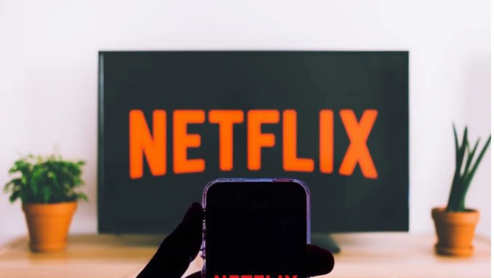 Netflix elimină casting-ul din aplicațiile Android și iOS fără să anunțe abonații; utilizatorii sunt obligați să folosească exclusiv aplicația de pe TV
