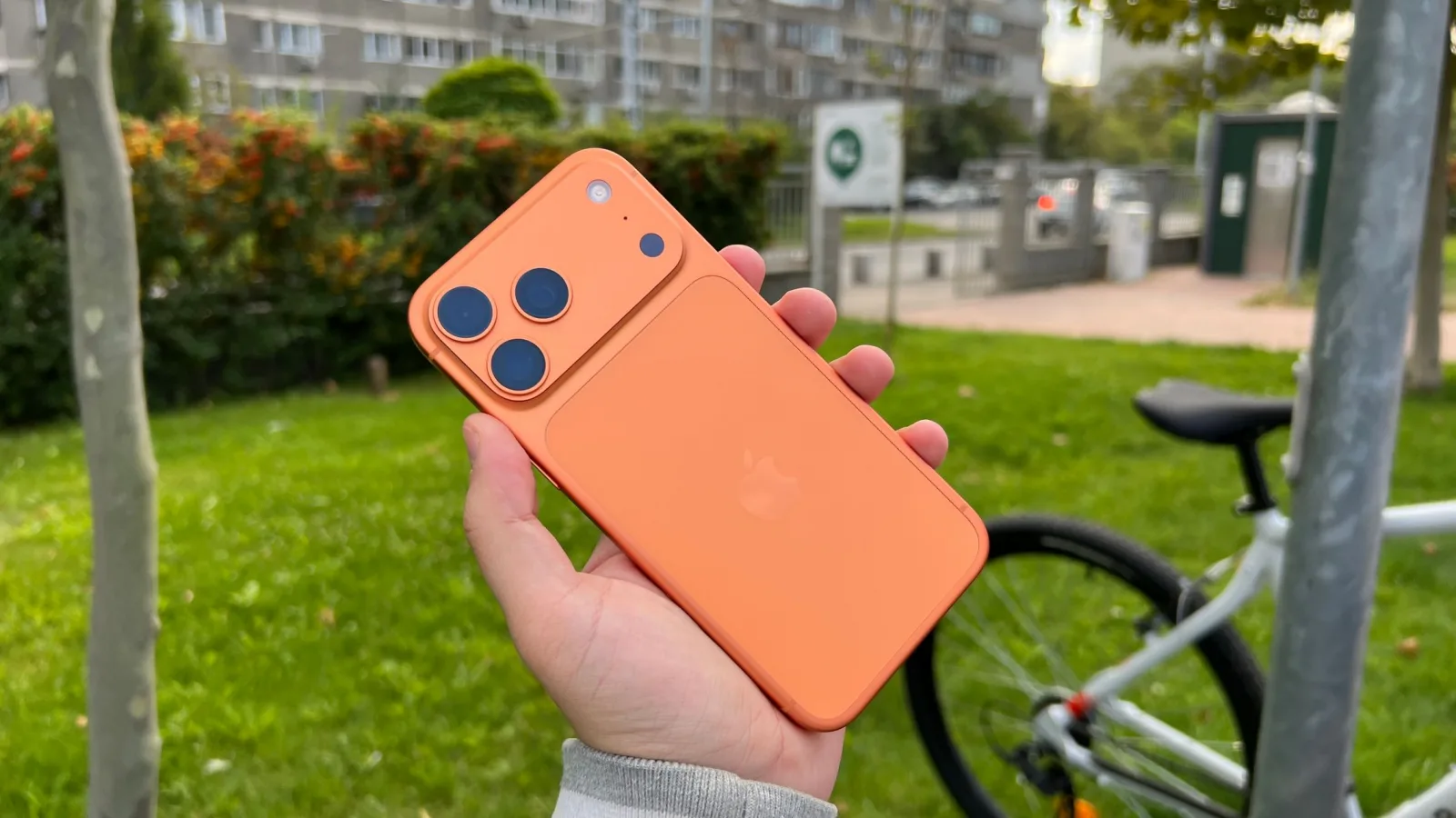 Cererea uriaşă pentru iPhone 17 împinge în faţă livrările totale de telefoane din 2025 (Cifre IDC)