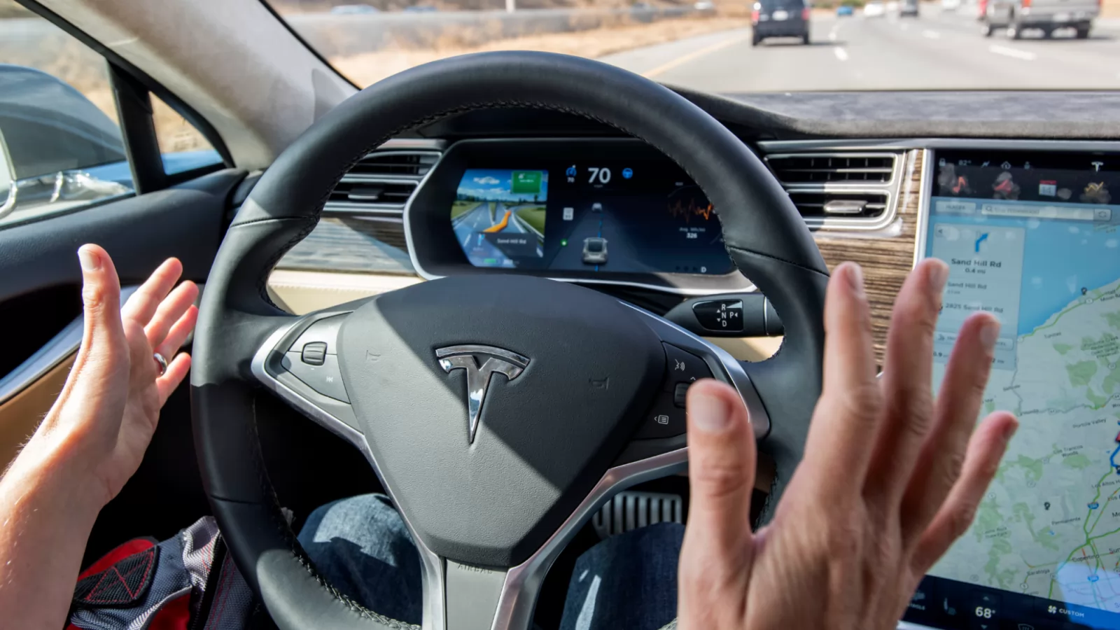 Elon Musk încurajează şoferii să scrie mesaje pe telefon la volan, după un update Tesla