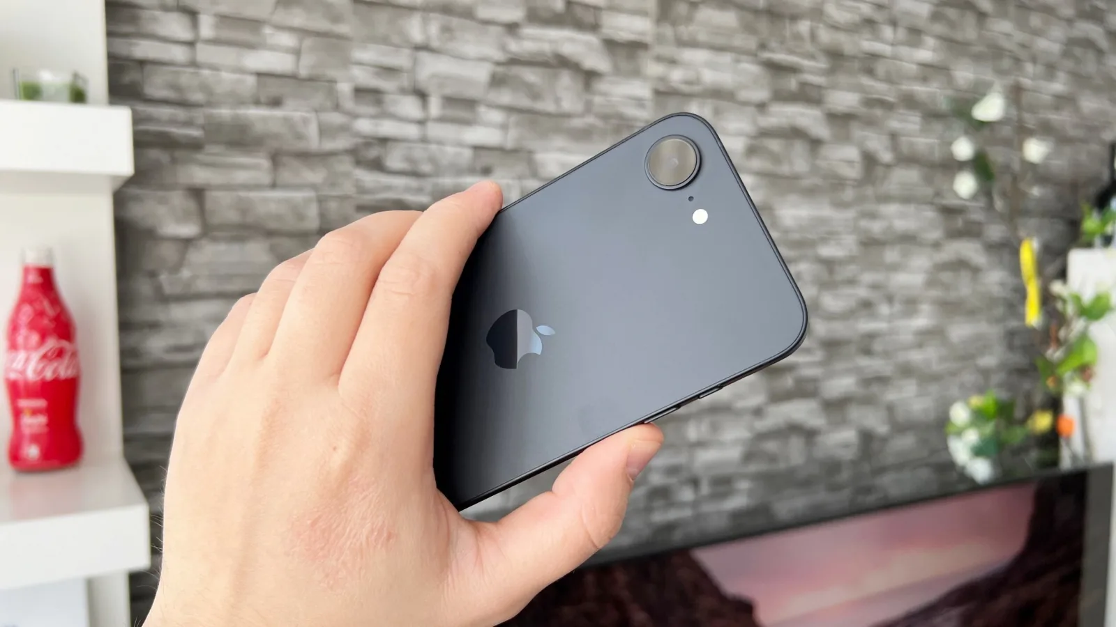 iPhone 17e ar putea fi mai subţire şi elegant; Aflăm detalii despre designul său