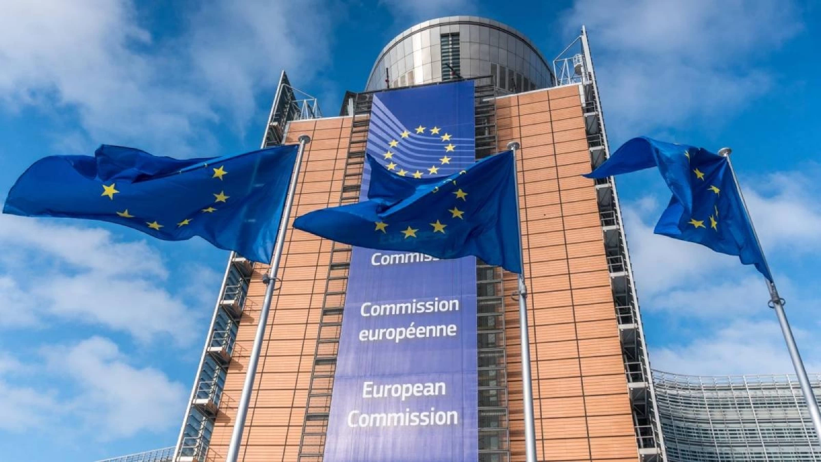 Comisia Europeană amendează X cu 120 milioane euro; TikTok scapă cu angajamente