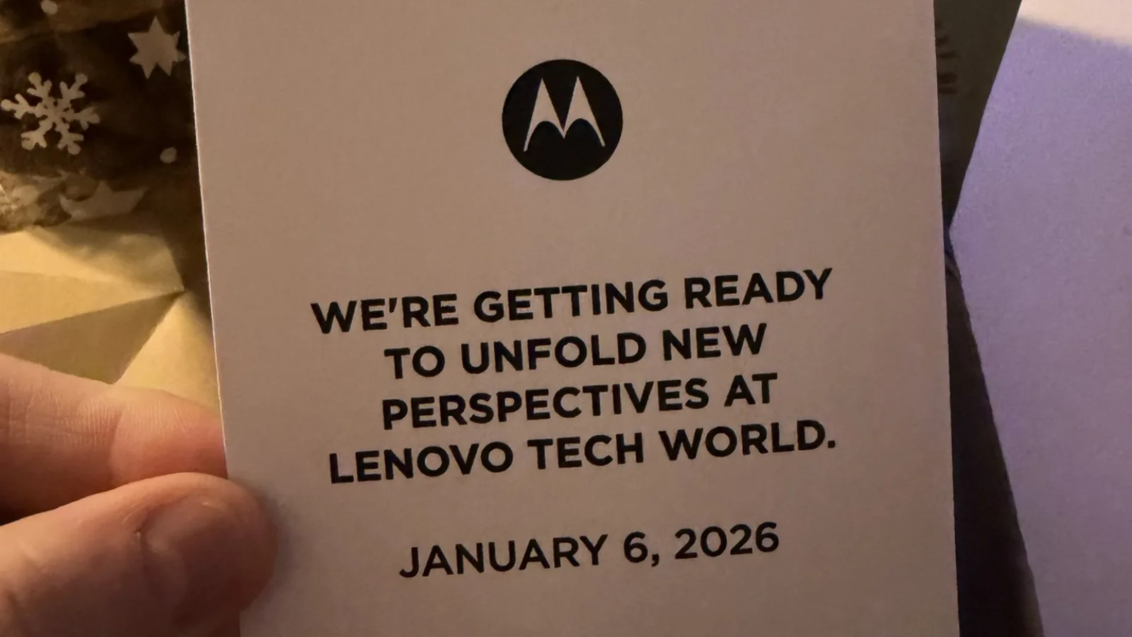 Motorola face aluzie la primul pliabil tip carte în felicitări de Crăciun; "Fold-ul" vine în ianuarie, la Tech World