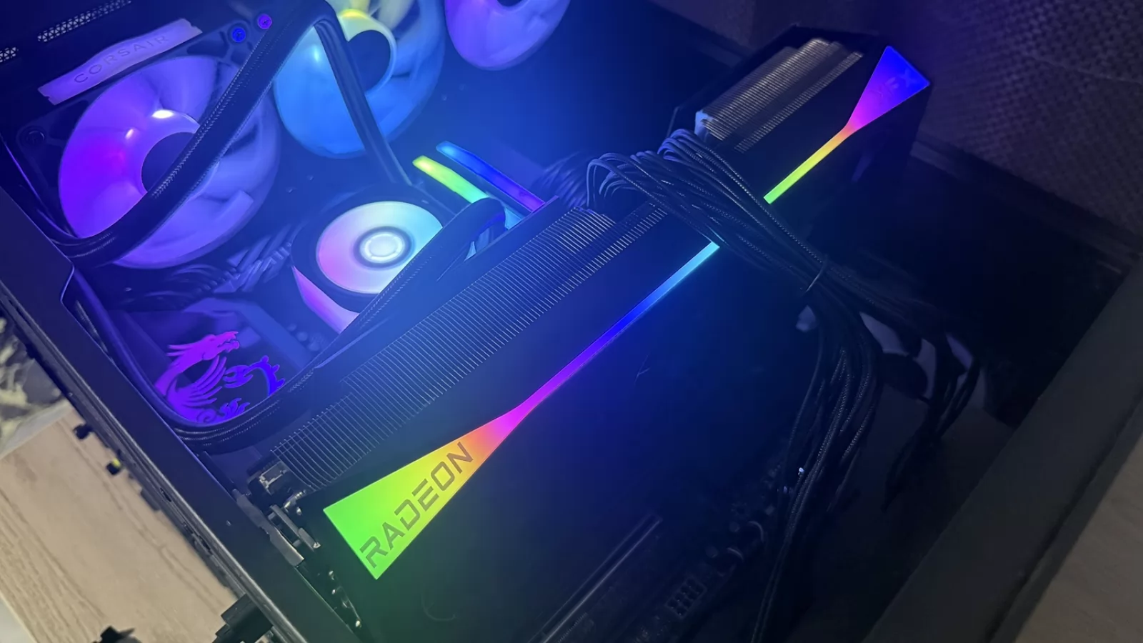 Am testat XFX Radeon RX 9070 XT într-un PC „cu greutate” - Placă video puternică, ce oferă coolere magnetice și performanță de top