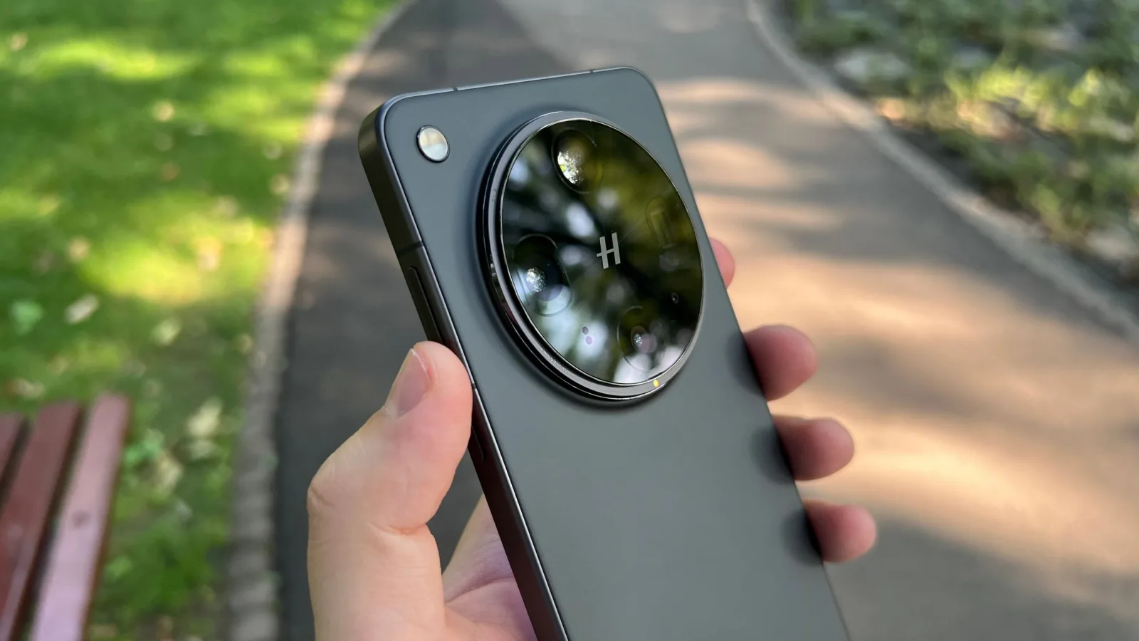 Cum arată dotările lui OPPO Find X9 Ultra pe partea foto? 2x camere de 200 de megapixeli în spate și zoom 10x optic