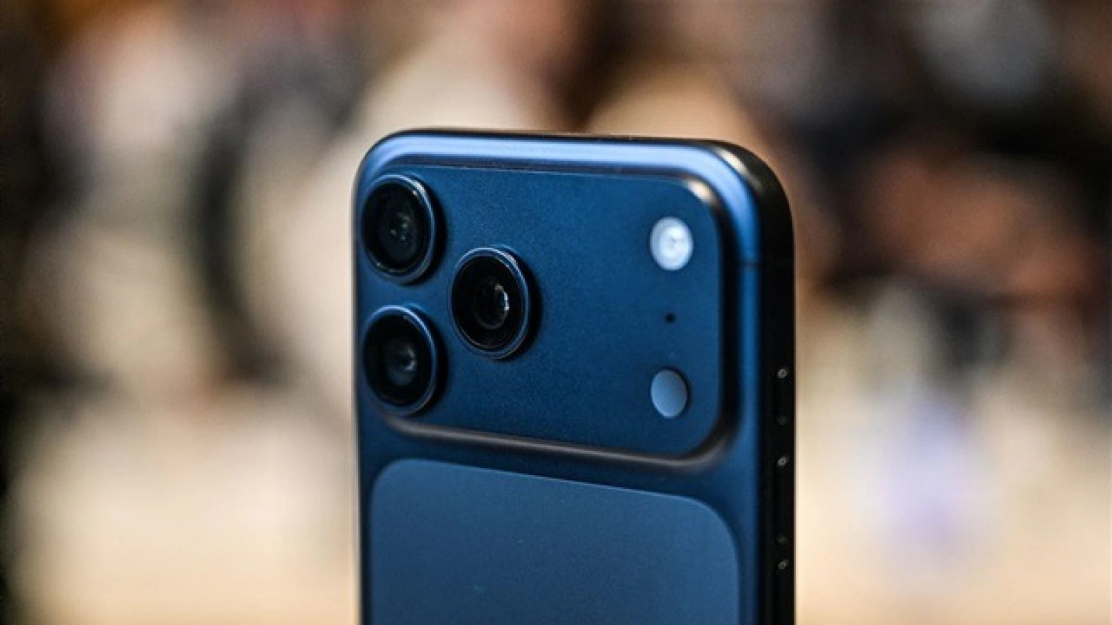 Apple testează DarkDiff, un sistem AI care ar putea revoluționa pozele făcute noaptea cu iPhone-ul
