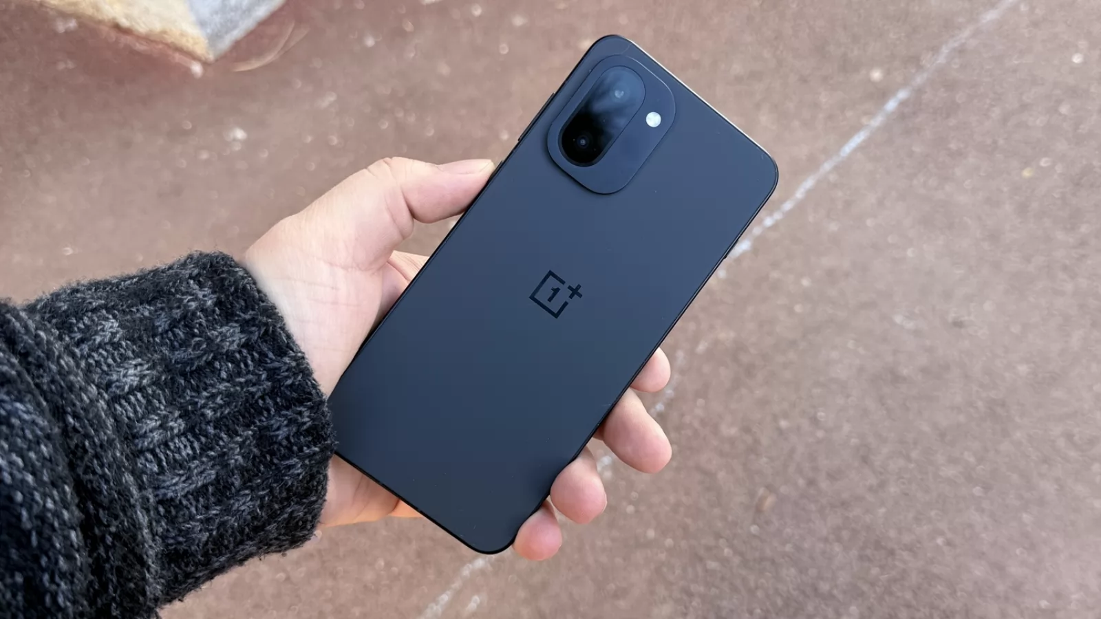 OnePlus 15R: Camera redă culori echilibrate, texturi vizibile și portrete corecte
