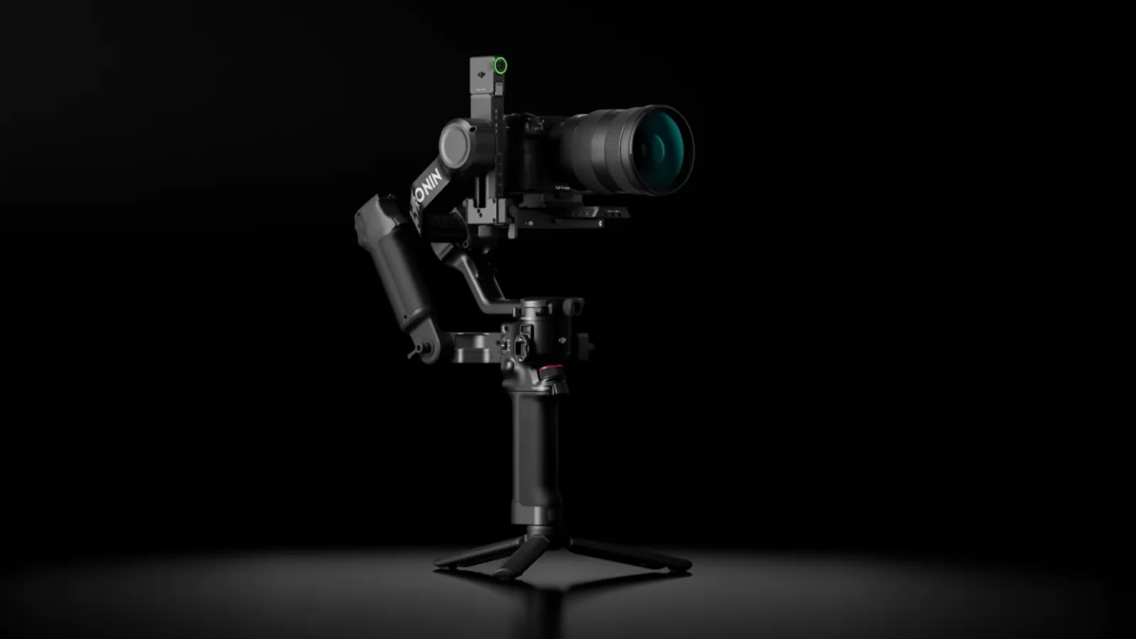 DJI RS5 este un gimbal care suportă 3 kilograme de echipament, are tracking superior pe ecranul tactil