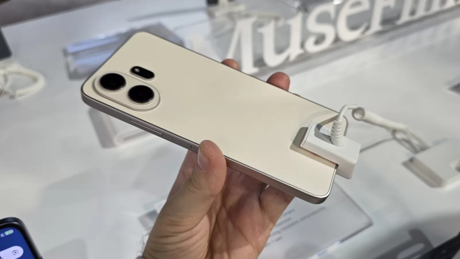 CES 2026: TCL NXTPAPER 70 Pro Hands on - ecran în stil Kindle, suport stylus şi premiu Gold la CES