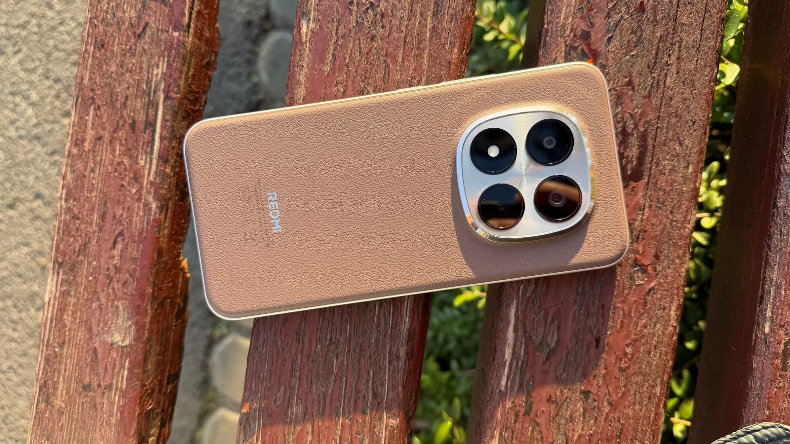 Redmi Note 15 Pro+ 5G: Design modern-clasic în varianta maro, rezistență de grad REDMI TITAN la apă, căzături, șocuri