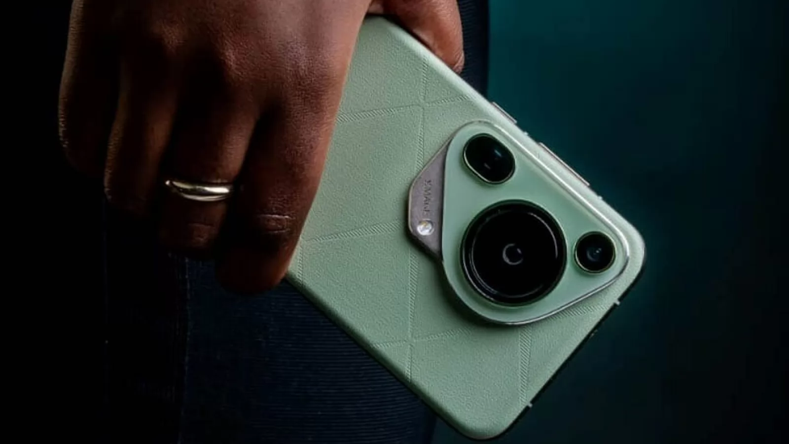 Huawei Pura 90 va adopta camera LOFIC văzută pe Mate X7
