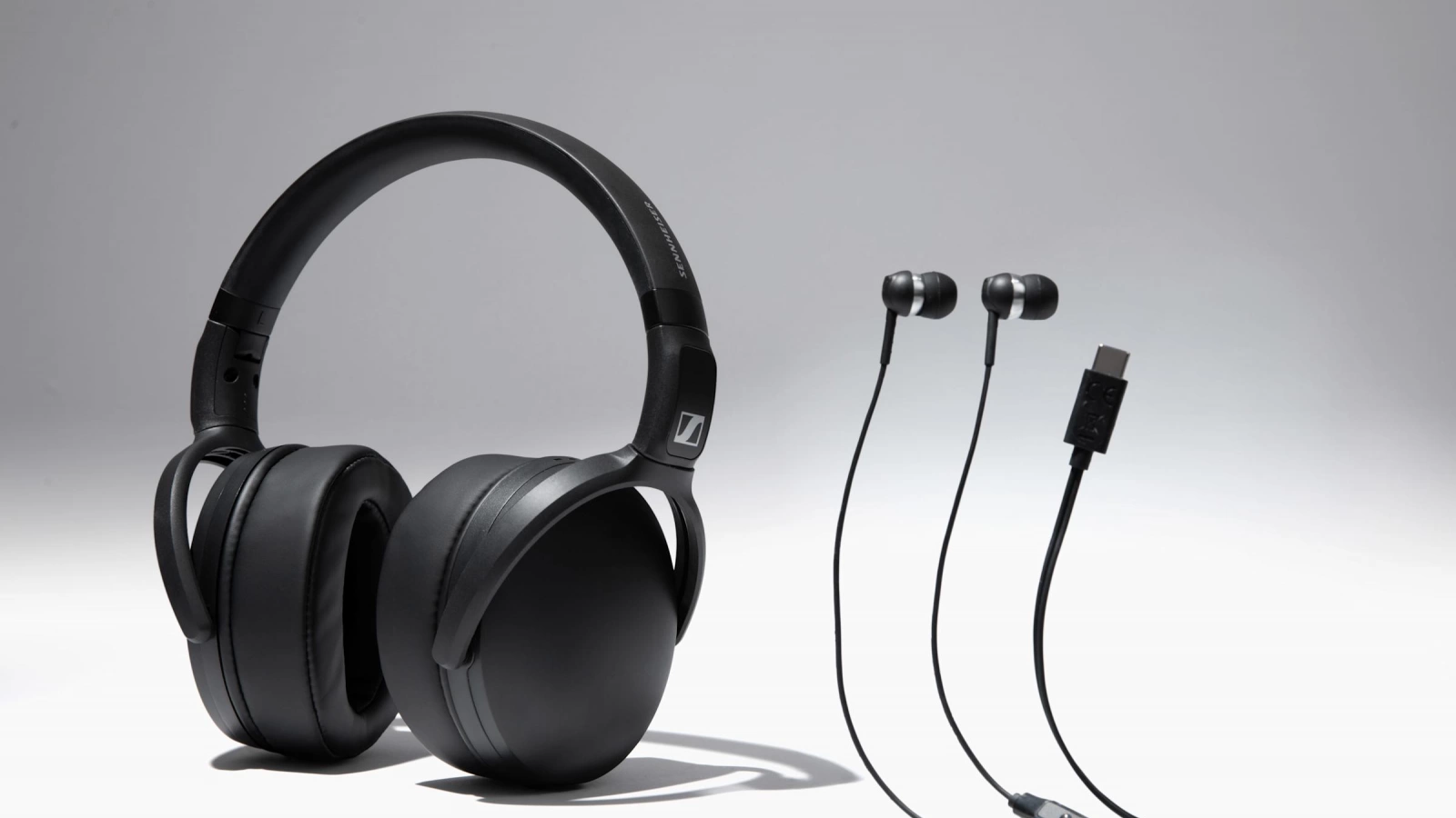 Sennheiser lansează căşti pe fir USB-C şi un model nou de earbuds: CX 80U şi HD 400U