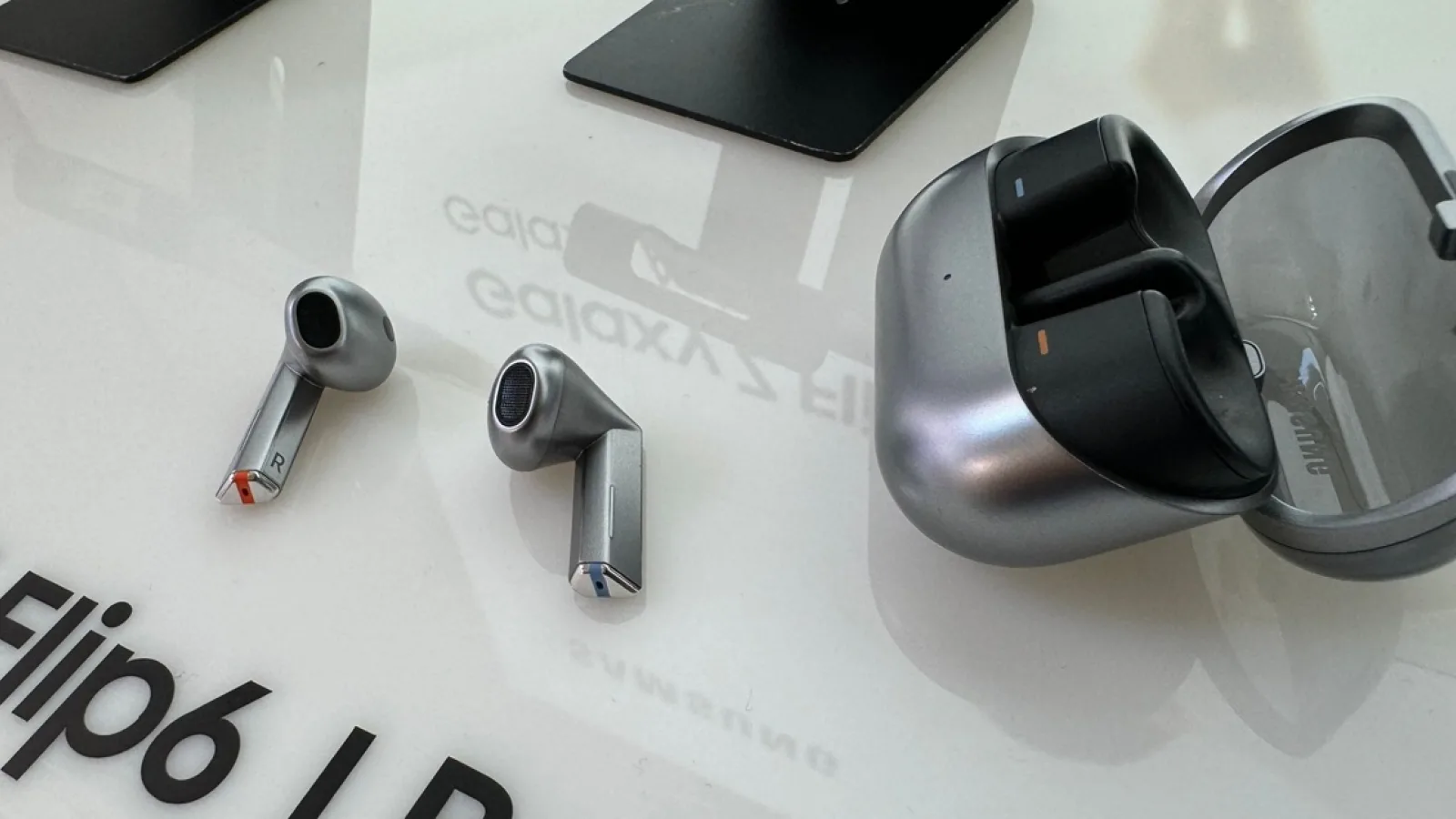 Samsung Galaxy Buds4 şi Buds4 Pro au preţurile scăpate, vin cu AI şi boxă în toc