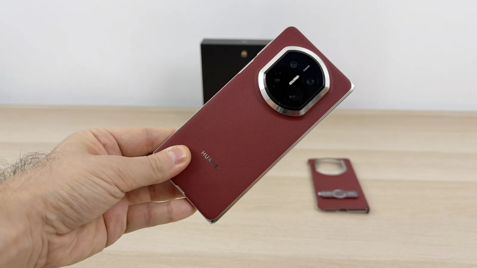 Huawei Mate X7: Design cu bun gust, inspiraţie SF şi mult mai robust
