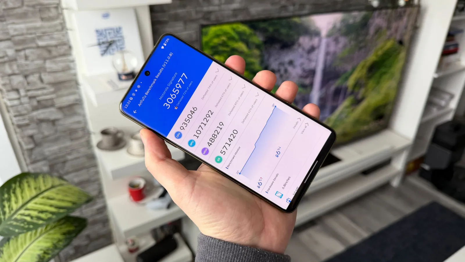 Motorola Signature: Soluția de răcire ArcticMesh Cooling dă roade și livrează un Snapdragon 8 Gen5 triumfător în benchmark-uri