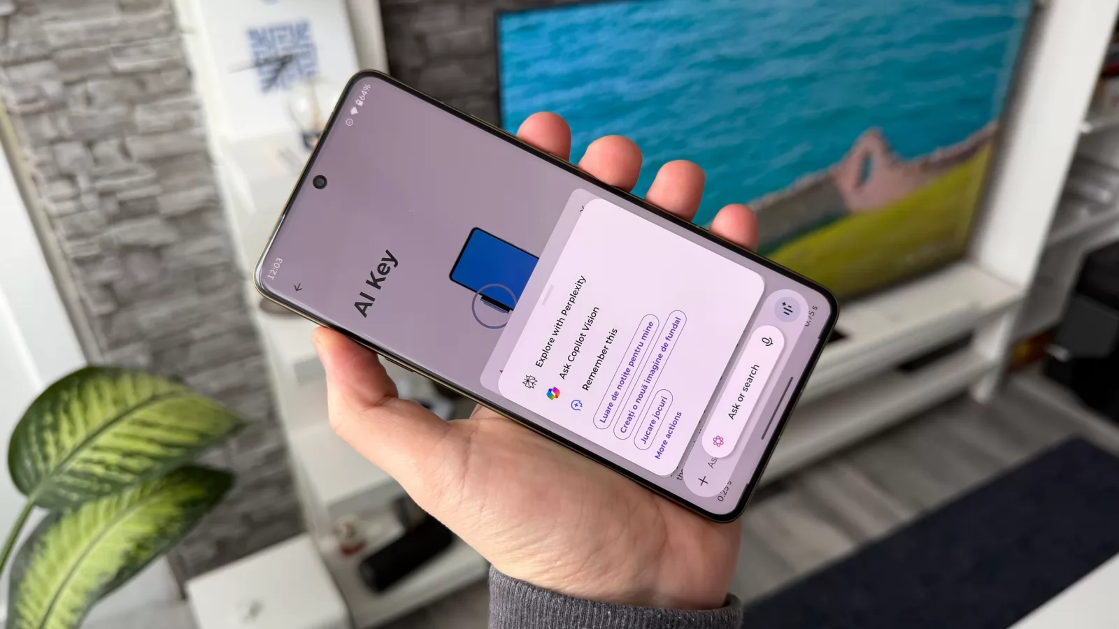 Motorola Signature: Software alimentat de AI-uri multiple, buton AI lateral și în curând Qira