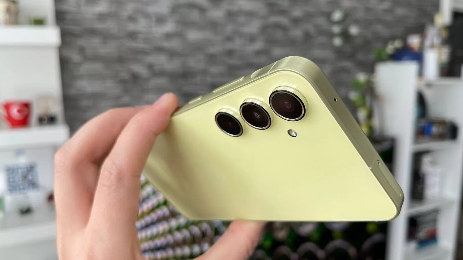 O să te mire cel mai vândut telefon din Europa în 2025! Nu e iPhone, costă sub 2000 lei! (Cifre livrări OMDIA)