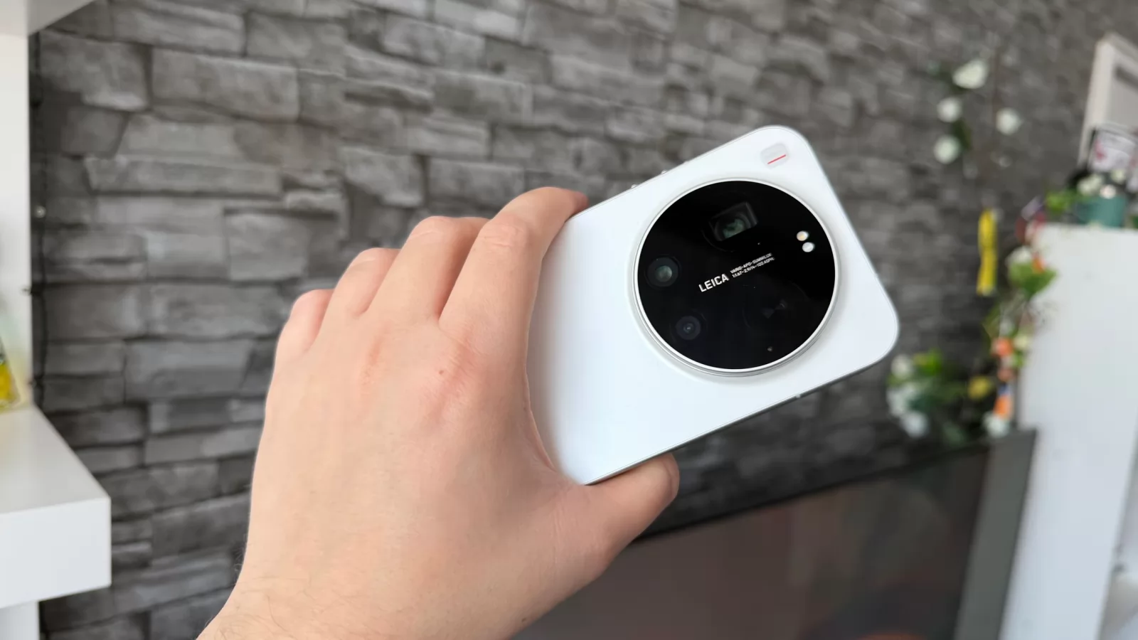 Xiaomi 17 Ultra Unboxing: cameraphone-ul primăverii este aici, cu zoom continuu, Leica şi LOFIC
