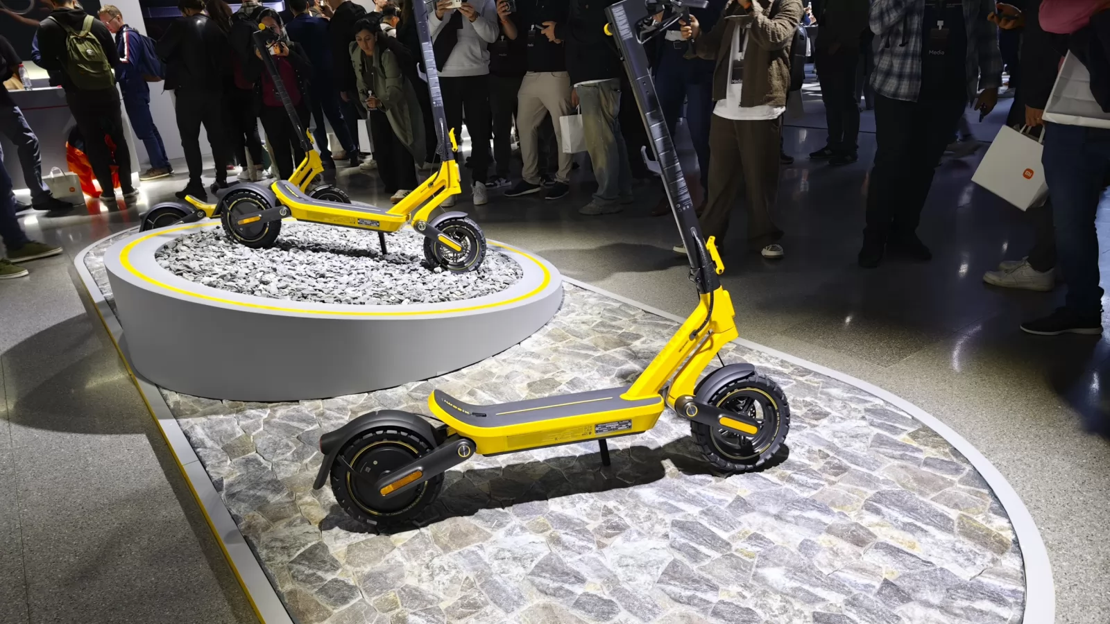 MWC 2026: Xiaomi Electric Scooter 6 Ultra hands on - trotineta 75 km autonomie, inspiraţie de la supermașină, încărcare rapidă