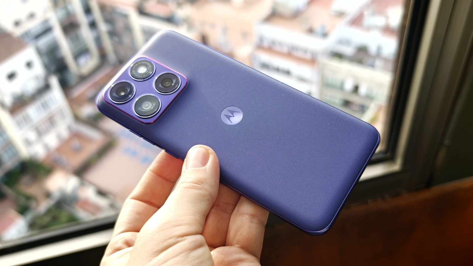 MWC 2026: Video hands-on Motorola Edge 70 Fusion - Smartphone-ul cu display curbat pe 4 laturi are talie de 7.2 mm, ecran de 144Hz, certificare militară