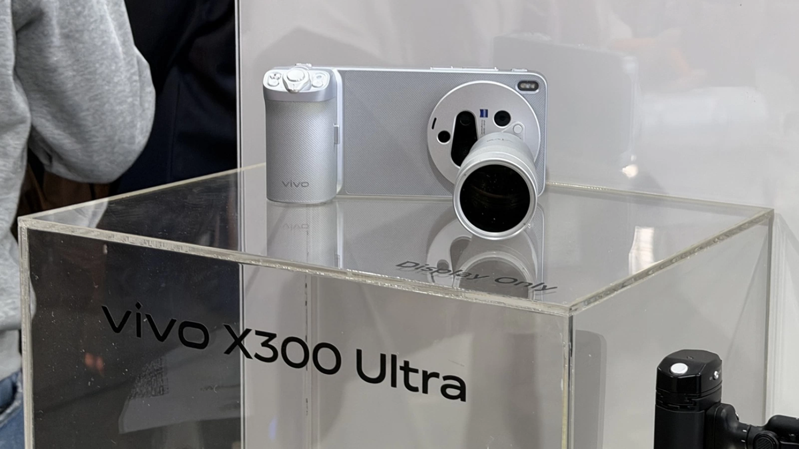 Turul standului vivo de la MWC 2026: Camera-phone-ul vivo X300 Ultra prezentat în premeiră, alături de alte telefoane, tablete și casca AR / XR vivo Vision