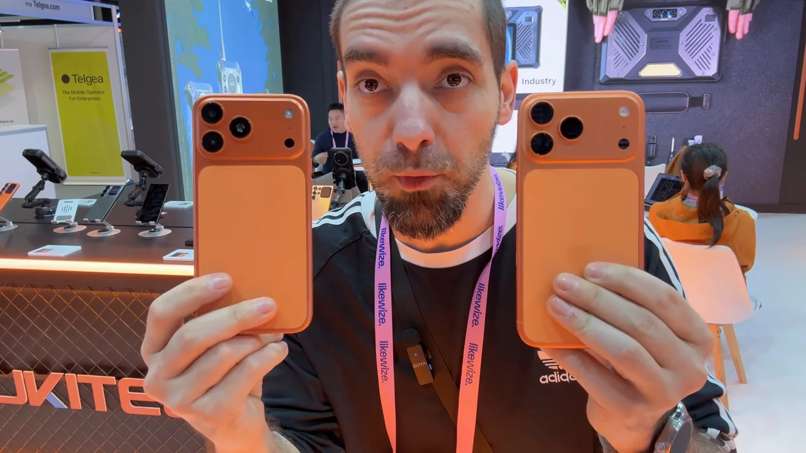 MWC 2026: Ce telefoane clonate după iPhone 17 Pro Max am văzut în Barcelona - standul Oukitel