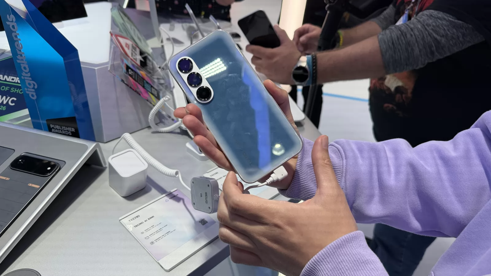 MWC 2026: Telefonul ăsta îşi schimbă culoarea după hainele tale - Tecno AI E-Ink
