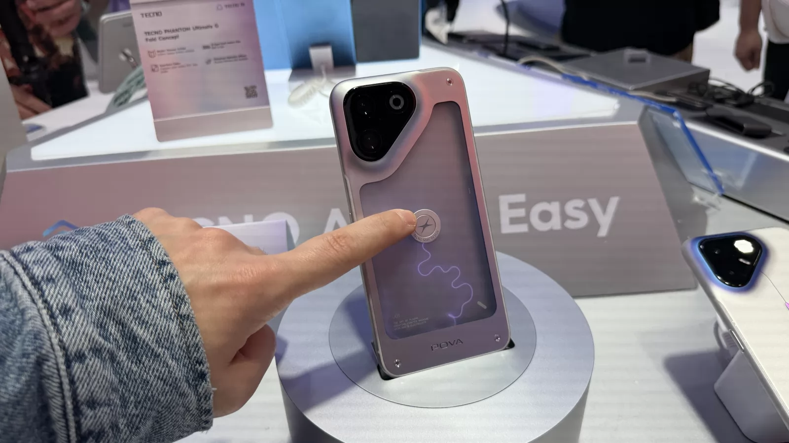 MWC 2026: Tecno POVA Neon e "telefonul cu fulgere" pe spate - Hands On