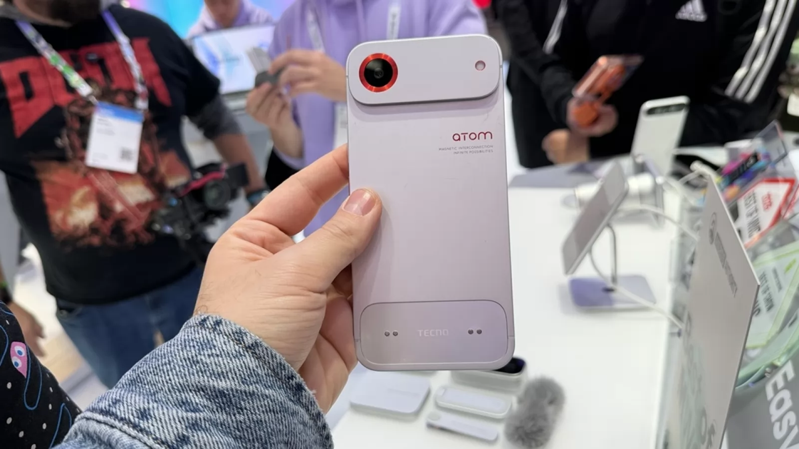 MWC 2026: Tecno Atom este un telefon modular pe care am pus mâna, dar am găsit o problemă...