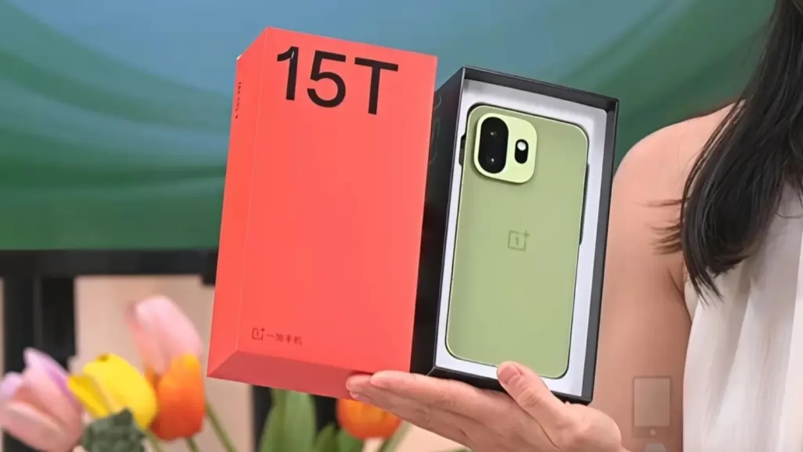 OnePlus 15T apare pentru prima dată în imagini hands-on! E compact, vine în 3 nuanțe și are baterie de 7500 mAh