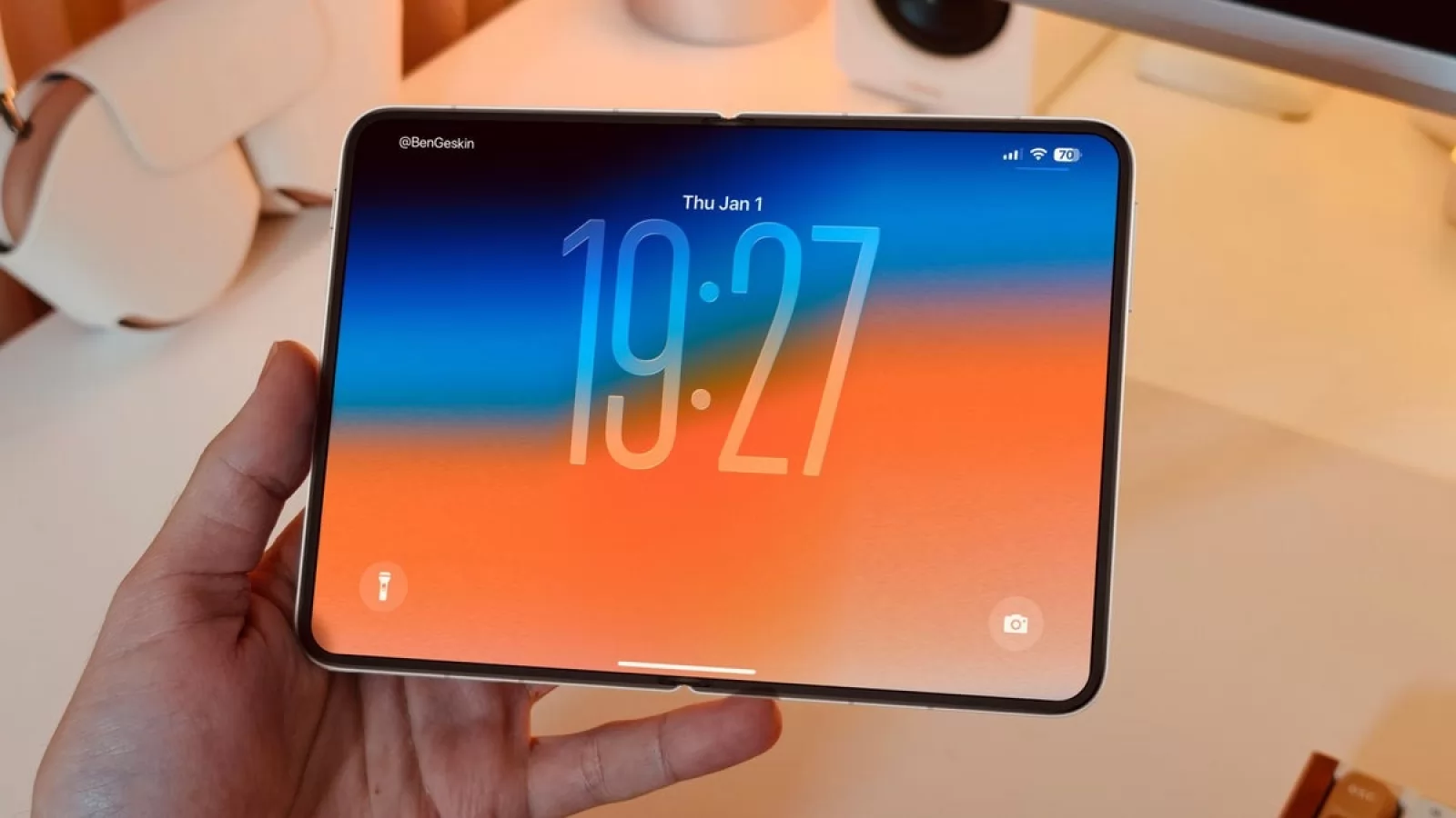 Cum va funcționa iPhone Fold: Noi detalii despre aplicații, cameră și designul viitorului telefon pliabil Apple ajung online