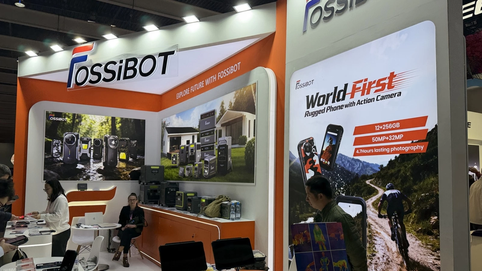 MWC 2026: Turul standului Fossibot, care face telefoane robuste, unul chiar cu cameră de acțiune integrată