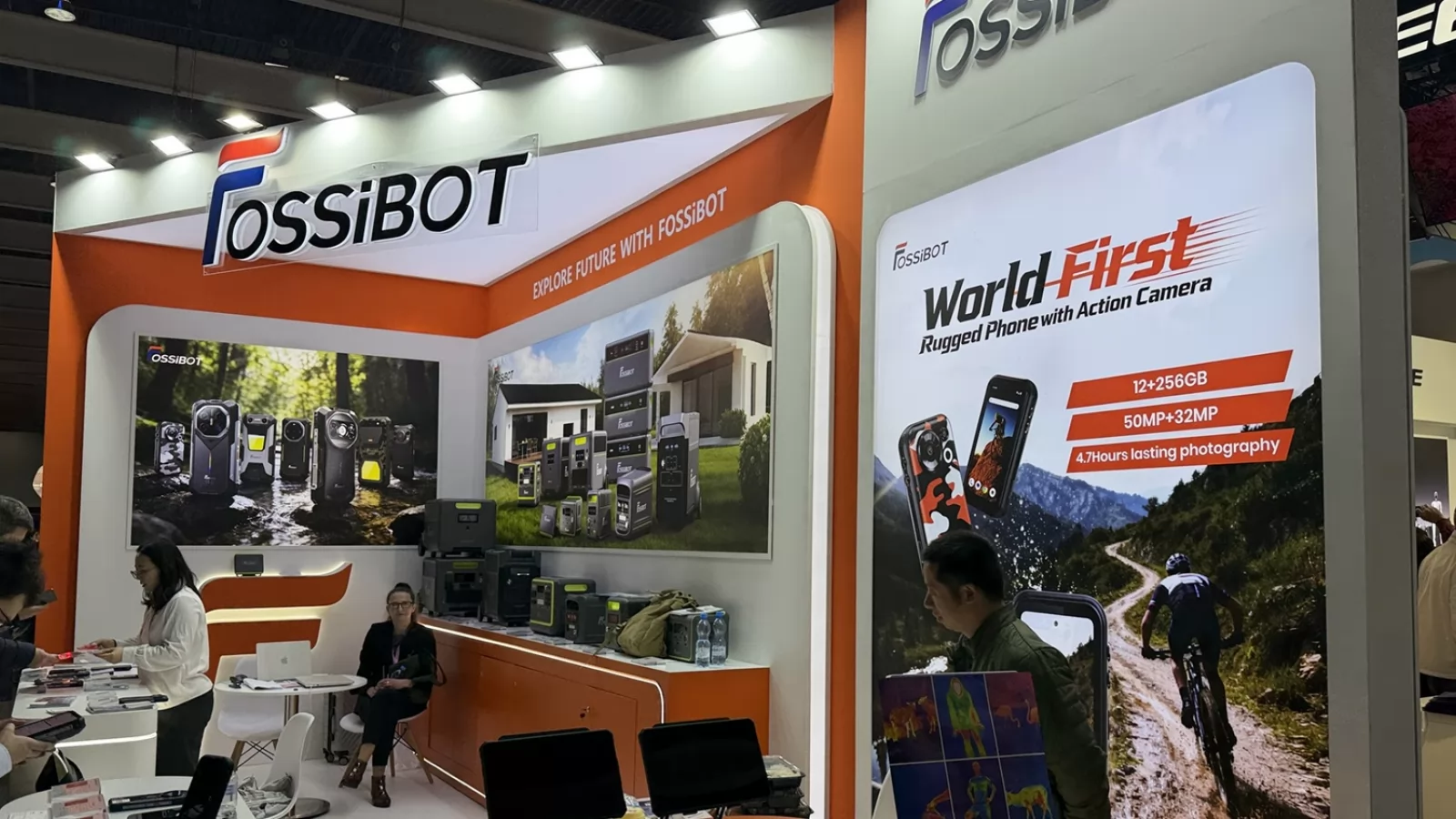 MWC 2026: Turul standului Fossibot, care face telefoane robuste, unul chiar cu cameră de acțiune integrată