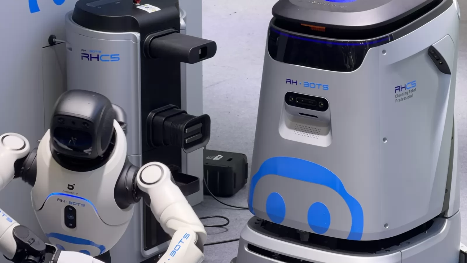 MWC 2026: Am fost foarte aproape de un robot Agibot la standul companiei