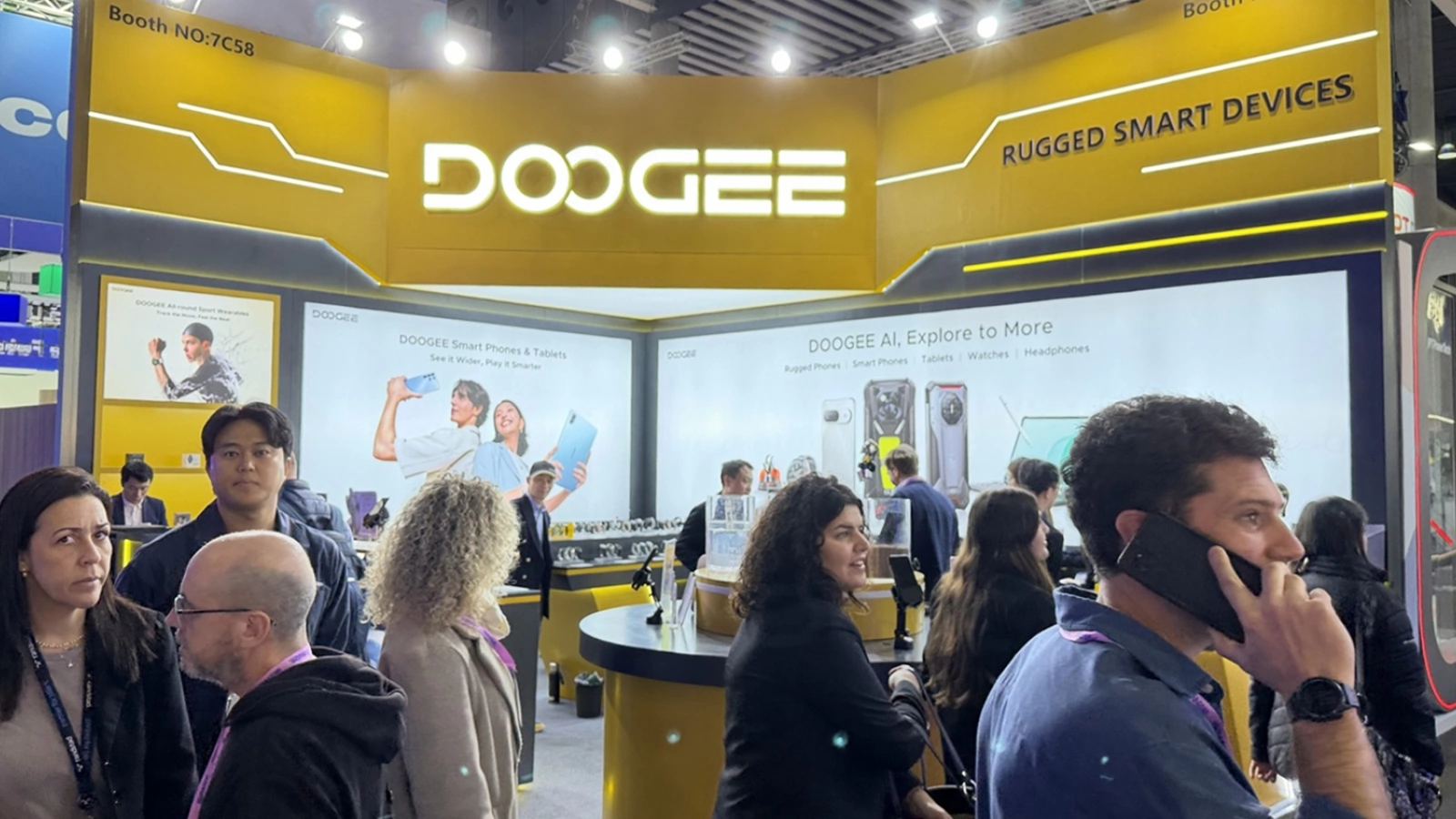 MWC 2026: Care e treaba cu brandul DOOGEE, cu telefoane robuste, căști ce funcționează sub apă și MULTE ceasuri (Video)