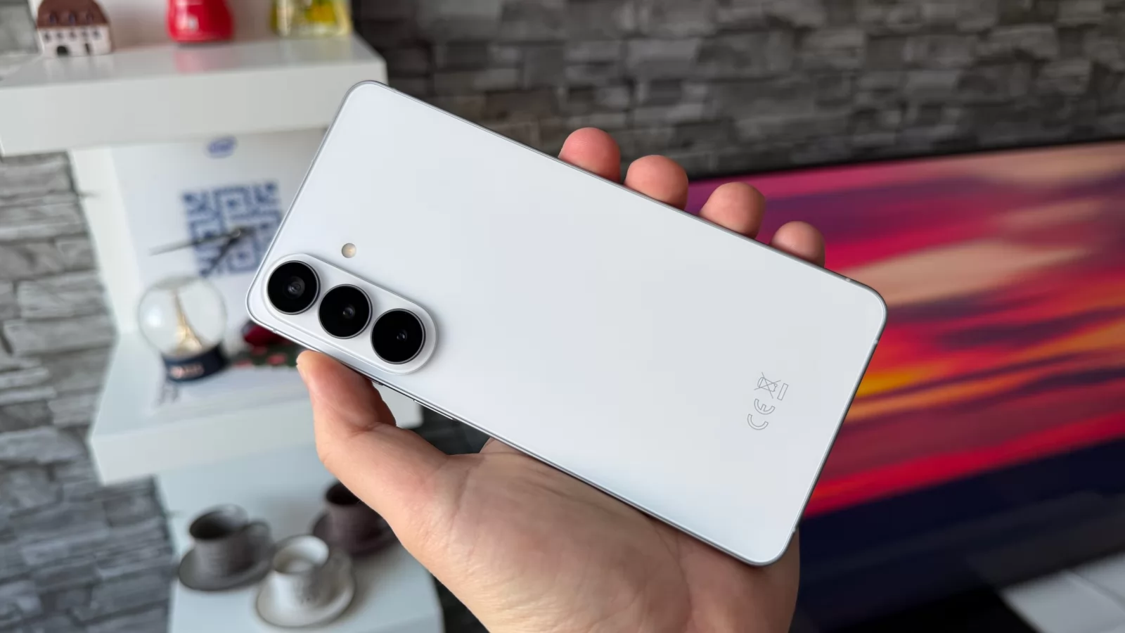 Samsung Galaxy S26+: Design ușor schimbat, minimalist și cu materiale premium 