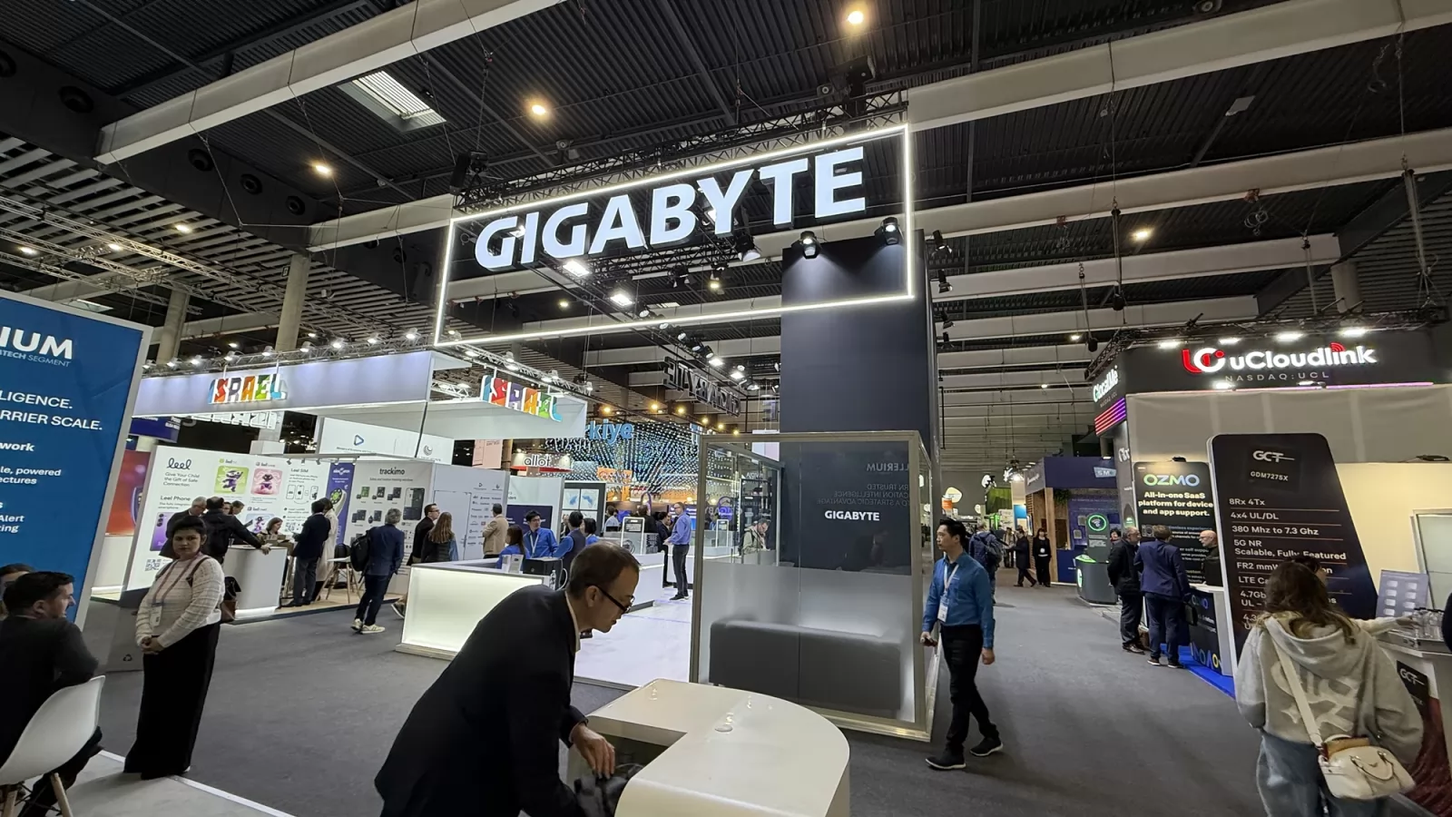 MWC 2026: Gigabyte îți arată cum răcești CORECT sistemele și serverele AI pe veritabile supercomputere business
