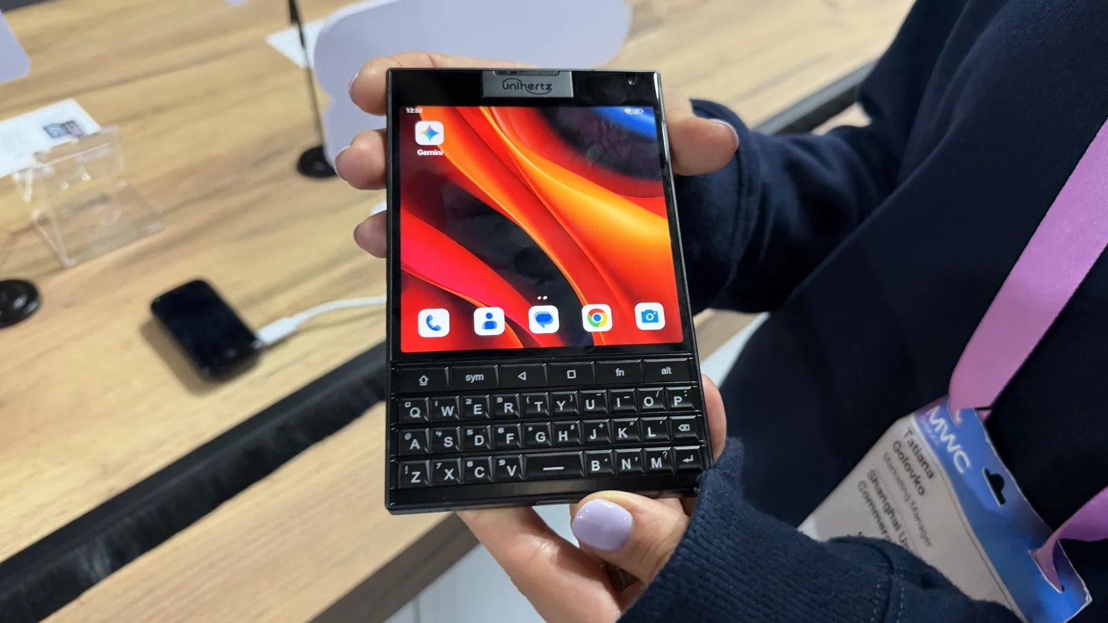 MWC 2026: Am fost la "învierea BlackBerry" prin telefonul cu tastatură QWERTY numit Unihertz Titan 2 Elite