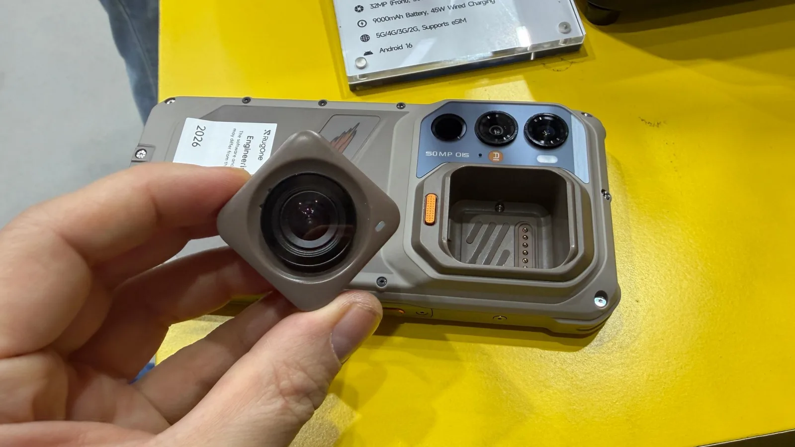 MWC 2026: Am pus mâna pe Ulefone RugOne Xsnap 7 Pro ce are cameră de acţiune detaşabilă (Hands On Video)
