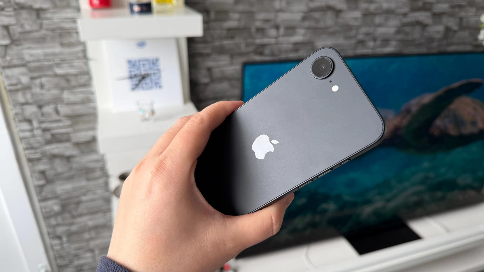 Apple iPhone 17e: Camera cea singuratică din spate nu e rea deloc, prinde multe detalii, culori și are un bokeh neașteptat de bun