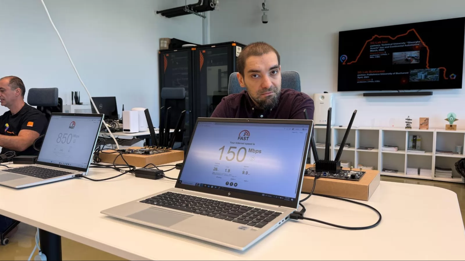 Am asistat la prima demonstrație 5G RedCap din România, în Orange 5G Lab. În laboratorul din Politehnică se testează și tehnologiile viitorului, precum 6G