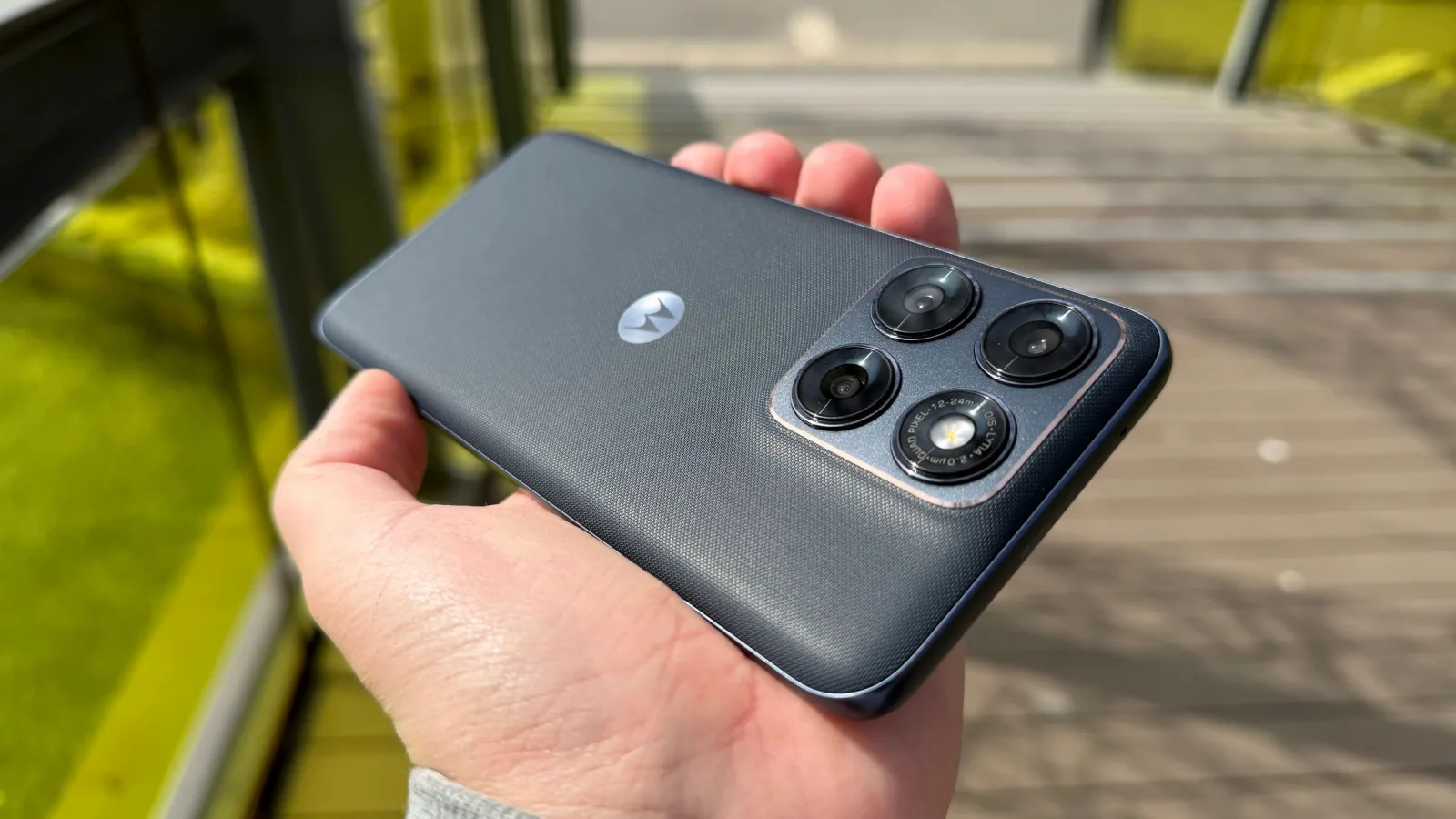 Motorola edge 70 Fusion Unboxing: telefonul midrange cu 3 funcţii de Galaxy S26