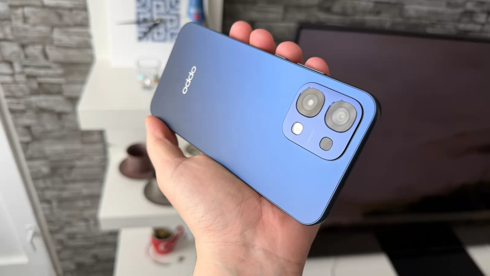 OPPO A6 Pro 5G: Design cu gradient albastru fermecător, minimalist și ergonomic