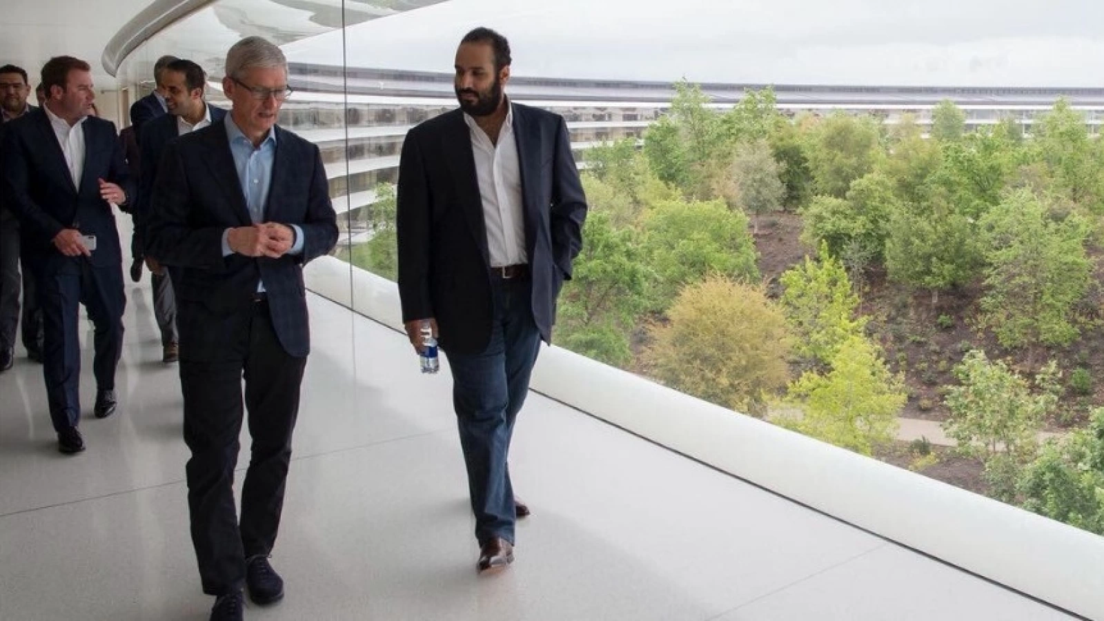 Apple la 50 de ani; compania este acuzată că a pierdut un avantaj major în cursa AI
