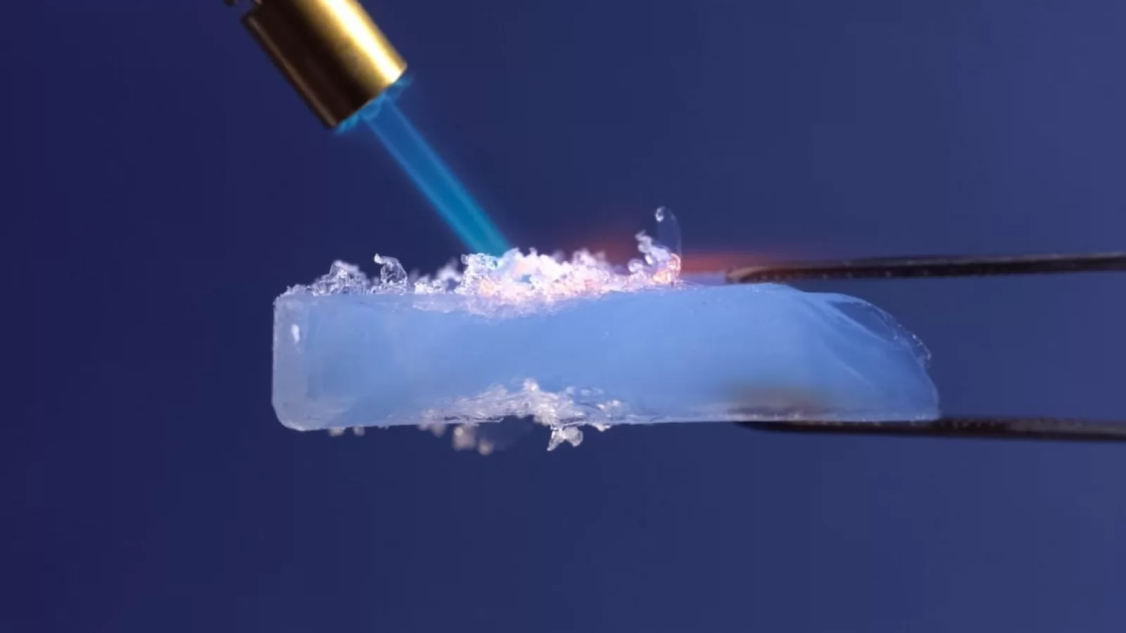 Cercetătorii chinezi au inventat un material revoluționar pentru bateriile Litiu-Ion; Rezistă la temperaturi de până la 1300°C