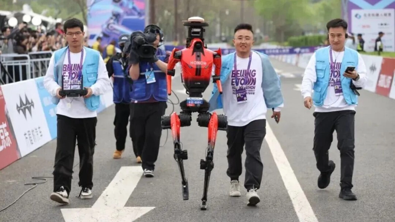 Viitorul e aici: Un robot umanoid domină un semimaraton din Beijing, depășind oamenii pe o distanță de 21 de kilometri (Video)