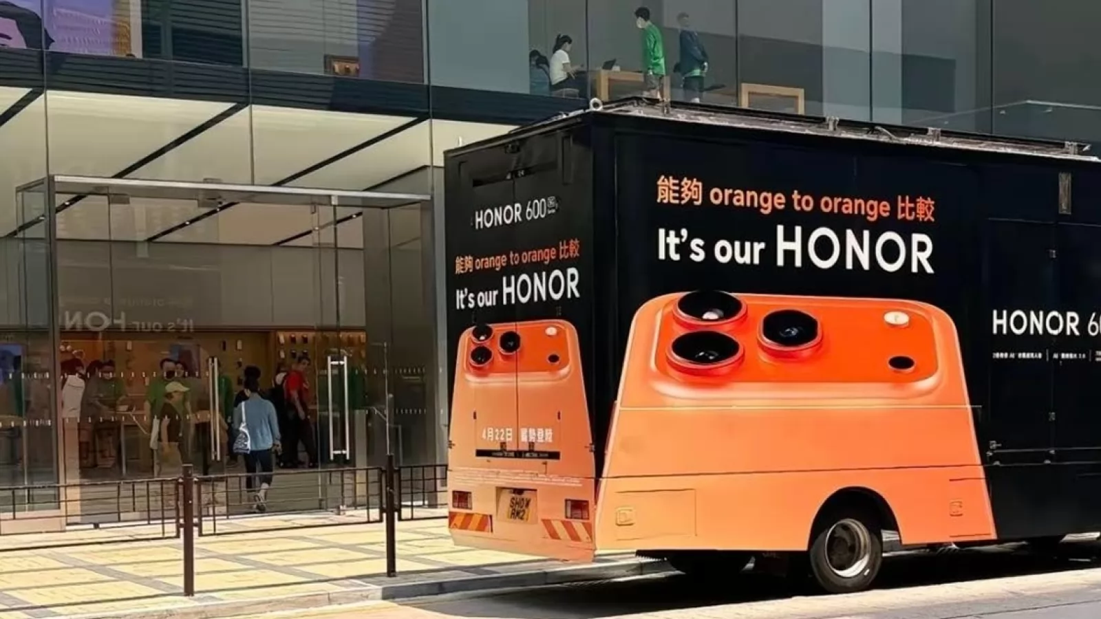 Honor ironizează iPhone 17 Pro într-o reclamă care aprinde internetul