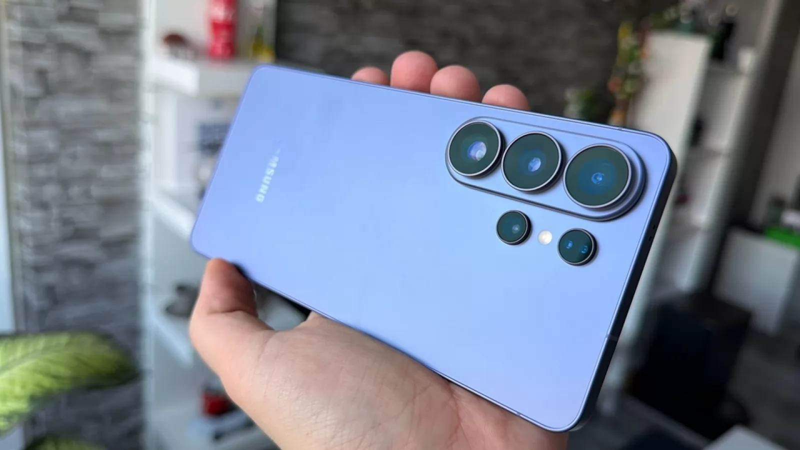 Lanterna telefoanelor moderne poate topi plastic; Este acesta un risc real sau doar un scenariu extrem?