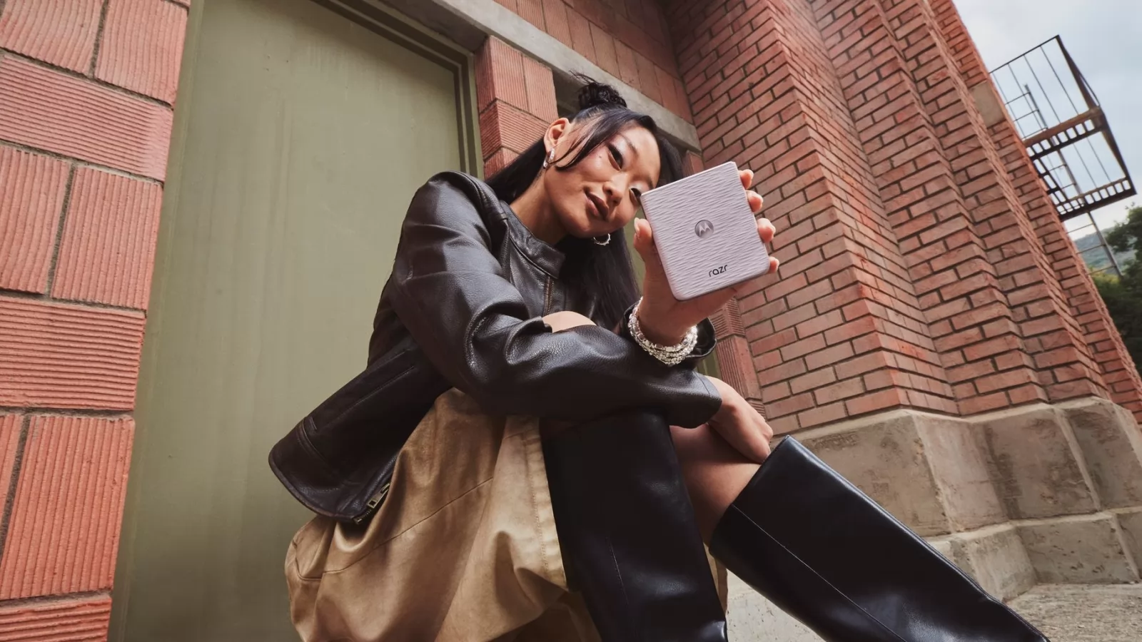 Motorola razr 70 este aici și aduce upgrade-uri la cameră, baterie mai mare plus nuanțe proaspete Pantone