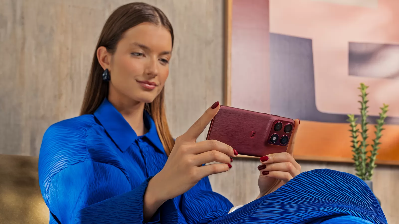 Motorola edge 70 Pro primește o baterie de 6500 mAh, curburi mai subtile și finisaje inspirate de lemn, mătase și Sangria?!